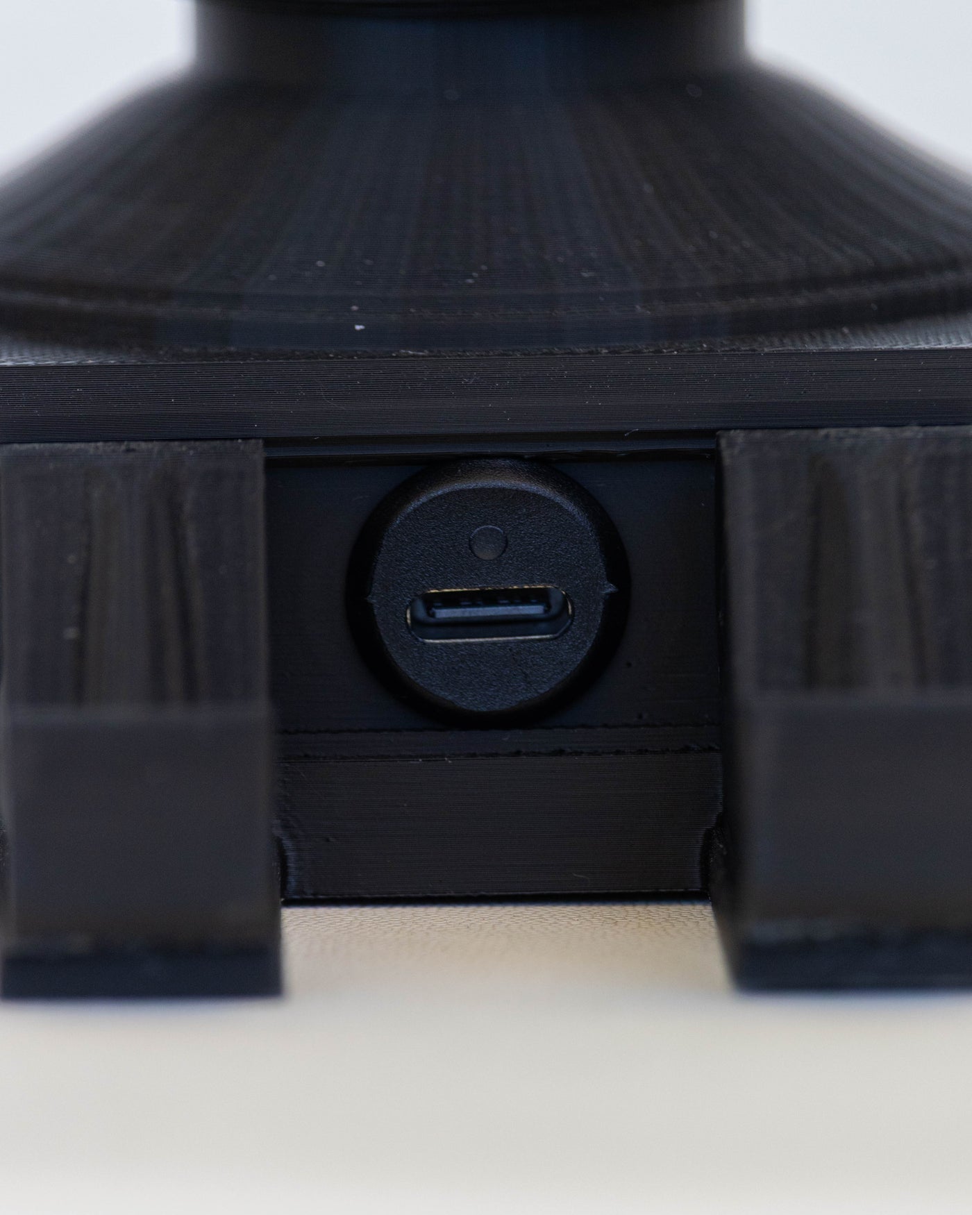 Porta USB-C con spia luminosa di ricarica